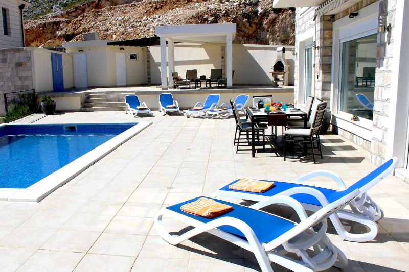 Luxury Villa Arc-A roomy terrace complete with private pool, outdoor shower and bathroom facilities