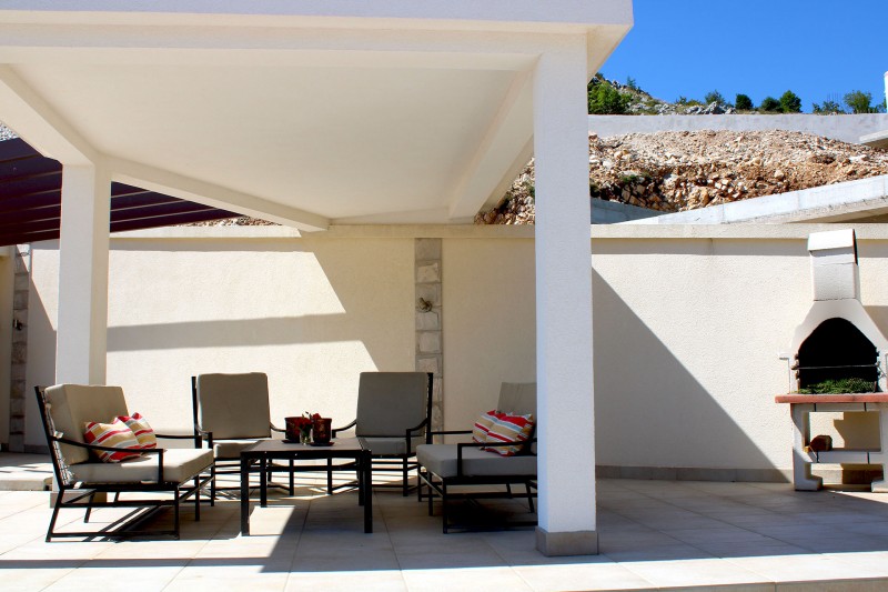 Luxury Villa Arc-Enjoy a cocktail in the out-door lounge before lighting the BBQ