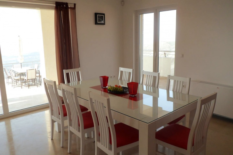 Luxury Villa Cruz-Dining table, ideal if you need to catch up with work or for evening family games