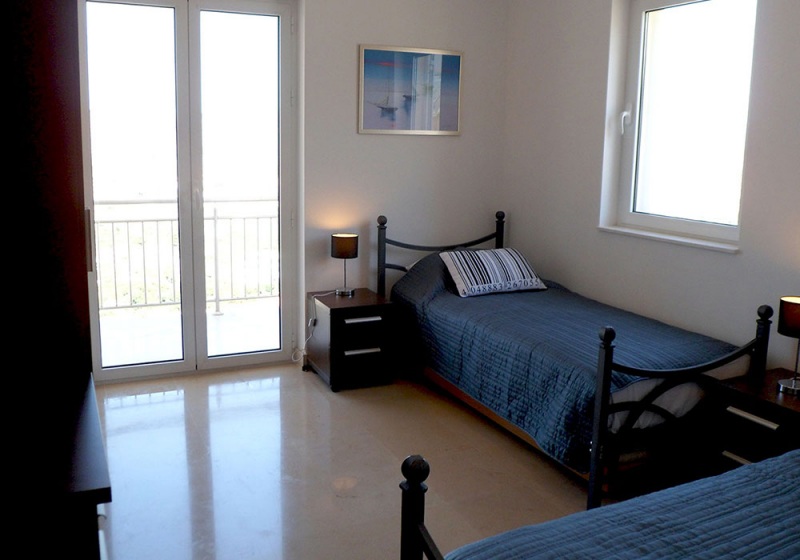Luxury Villa Cruz-Twin room with balcony access and sea view