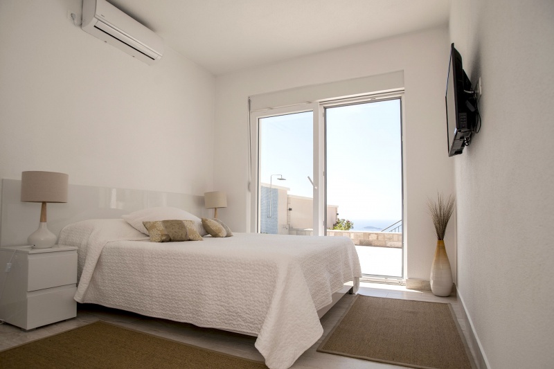 Luxury Villa Leni-Master bedroom with pool-side view to the Adriatic Sea, air-cinditioning and satellite TV